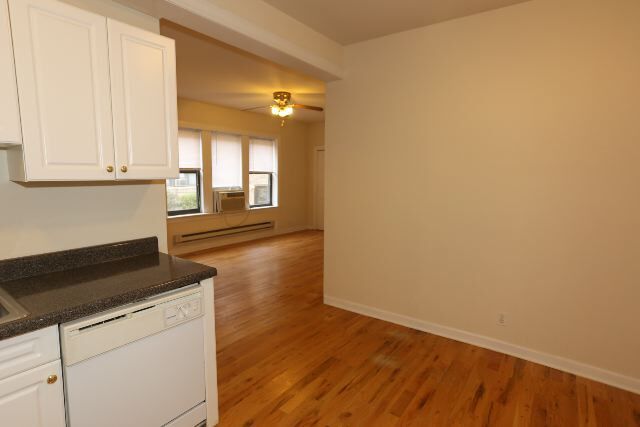 Building Photo - 3727 N Pine Grove Ave