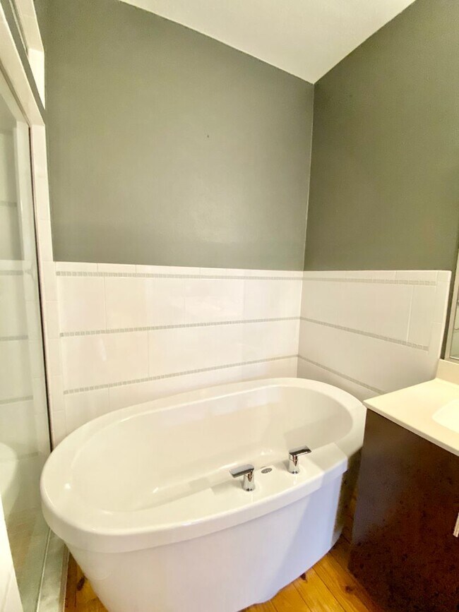 Building Photo - LUXURY TOWNHOME IN SODO 3/2.5 PLUS OFFICE AND BONUS ROOM  - DOWNTOWN ORLANDO