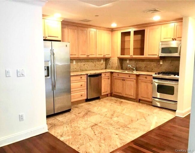 Building Photo - 171 Great Neck Rd