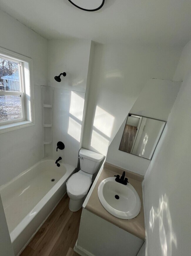 Building Photo - Freshly Renovated 3-Bedroom House - MOVE IN SPECIAL