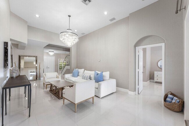 Building Photo - 121 Palm Cir