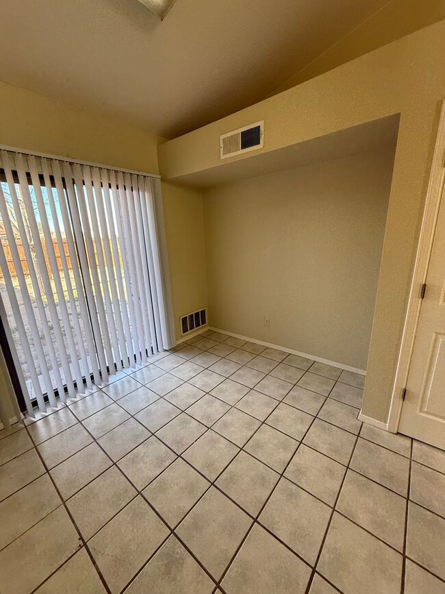 Building Photo - 2 Bedroom, 1 Bath Unit Available Now!