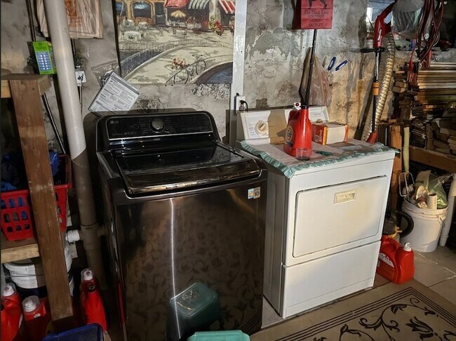 Building Photo - 15 Acorn St