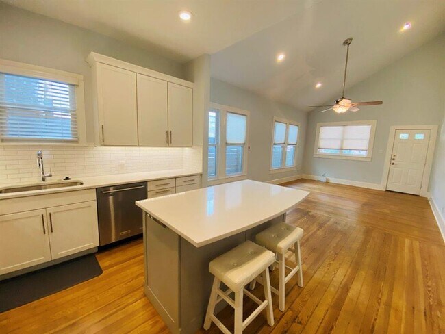 Building Photo - 521 E Live Oak St