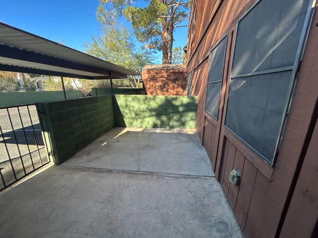 Building Photo - "Charming 2-Bed Townhouse Oasis with 2.5 Baths in Prime Las Vegas Location!"