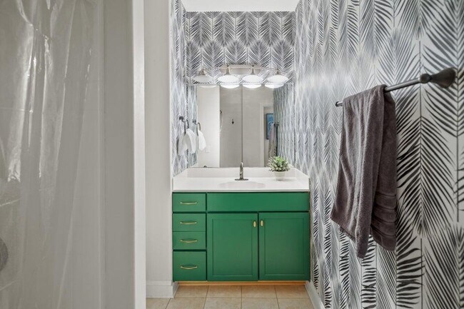 Building Photo - 1905 N Water St