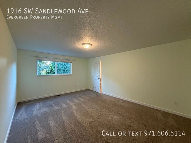 Building Photo - 1916 SW Sandlewood Ave
