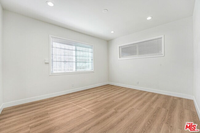 Building Photo - 525 N Sweetzer Ave