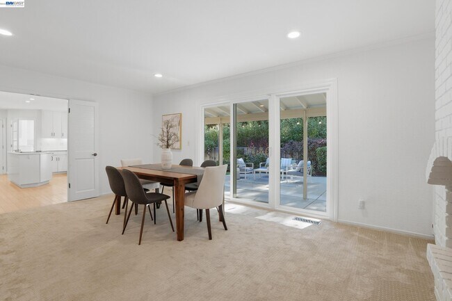 Building Photo - 2402 Royal Oaks Dr