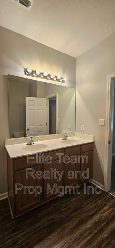 Building Photo - 2715 Meadow Knoll Dr