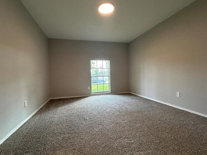 Building Photo - 5926 Darkwood Dr