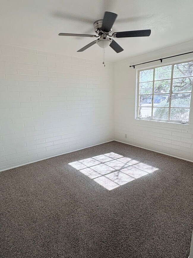 Building Photo - 3 Bed/2 Bath home with backyard and swimming pool!