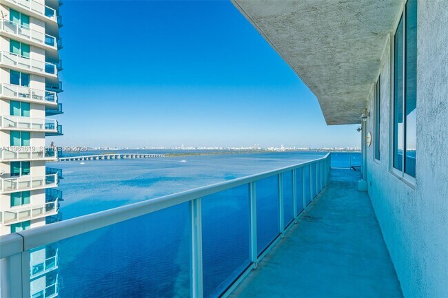 Building Photo - 700 NE 25th St