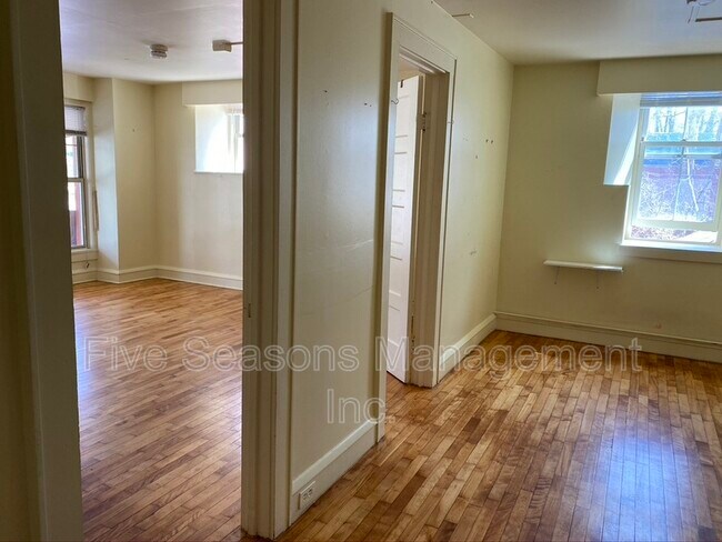 Building Photo - 346 Shelburne Rd