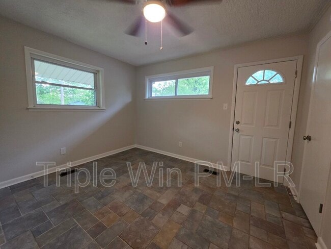 Building Photo - 5425 Chauvin Dr