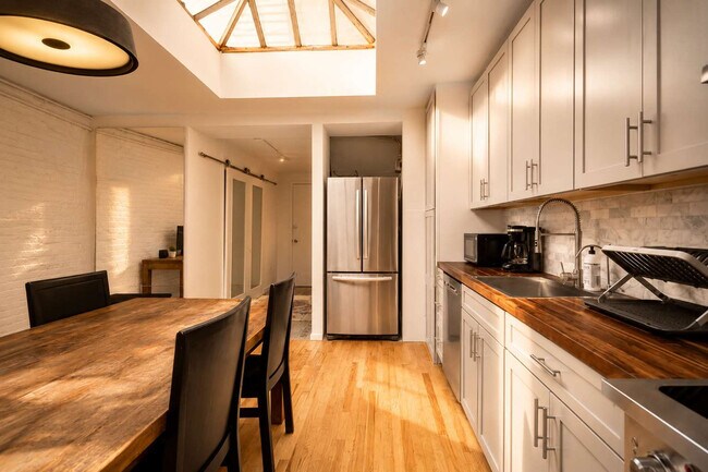 Building Photo - 354 Bowery-SI ID1035017P
