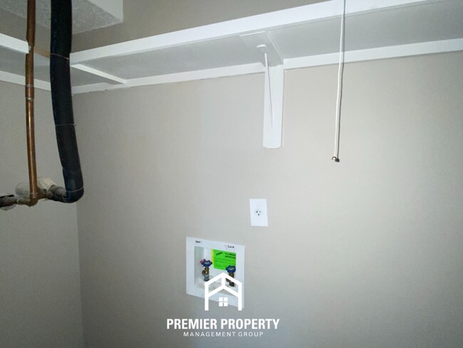 Building Photo - 3 Bedroom Home for Rent in Memphis, TN | Brick Fireplace & Fenced Backyard