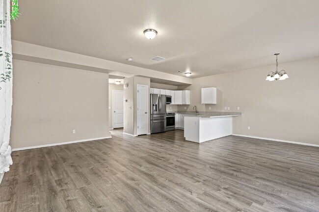 Building Photo - Updated 3-Bedroom Townhome with Private Ya...
