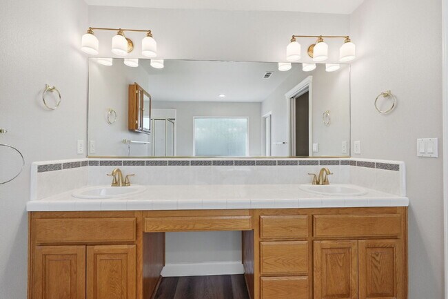 Building Photo - Executive Rental in Gold Hills