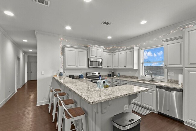 Building Photo - Spacious 3 Bedroom 3.5 Baths Available for Fall 2026! Schedule your Showing and Apply Today!