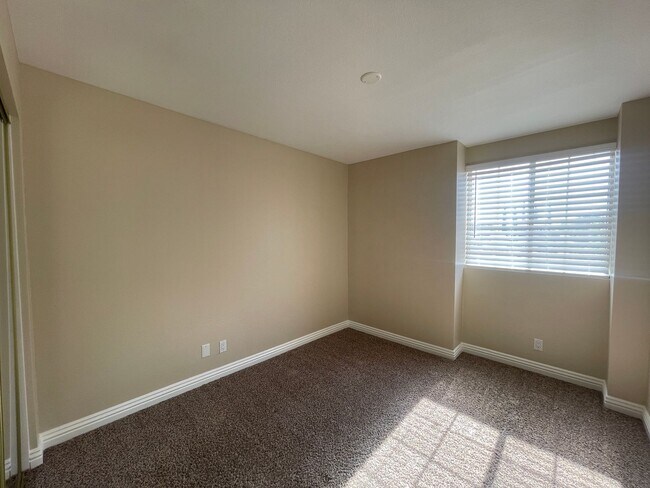 Building Photo - Lancaster 3 bedroom - AVAILABLE NOW!