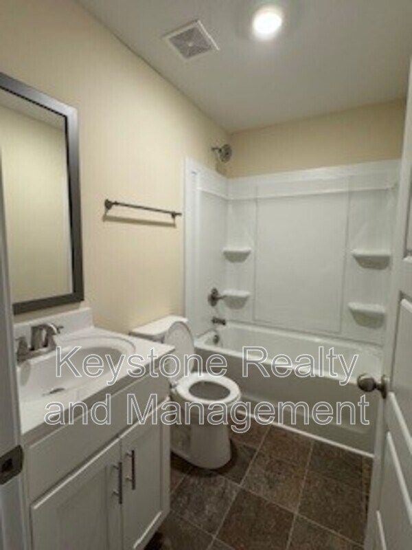 Building Photo - 304 Jennifer St