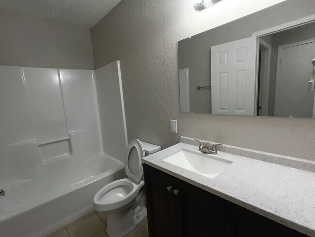Building Photo - Cute Duplex