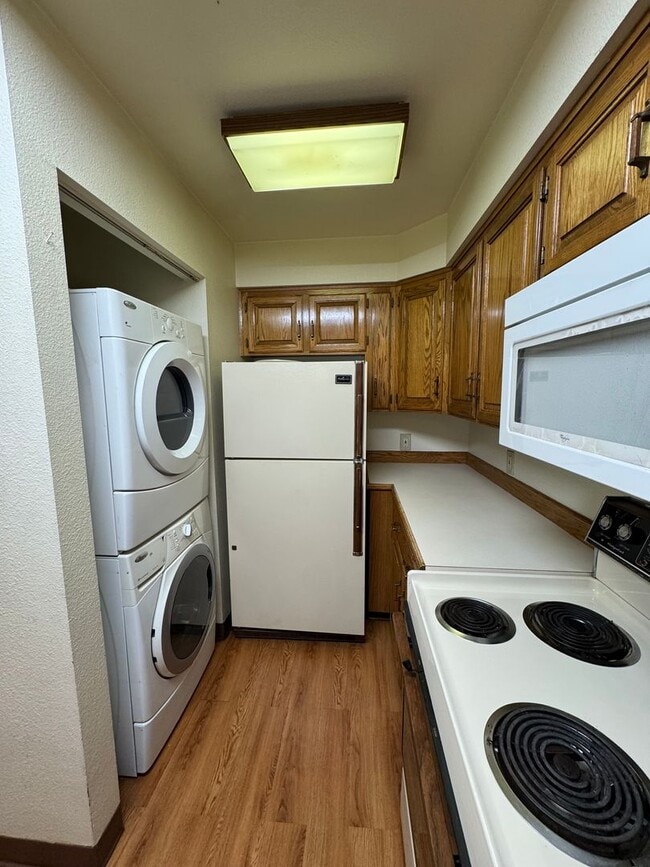 Building Photo - 2 bed/ 1 bath condo in UMED