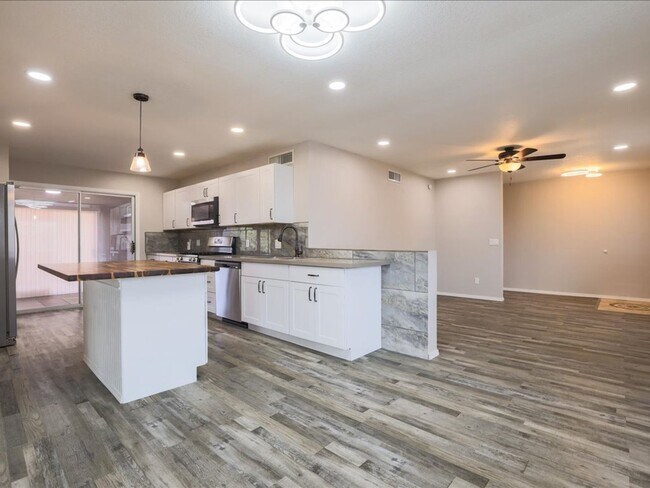 Building Photo - Spacious 4 Bedroom 2 Bathroom home with Private Pool & Arizona Room!