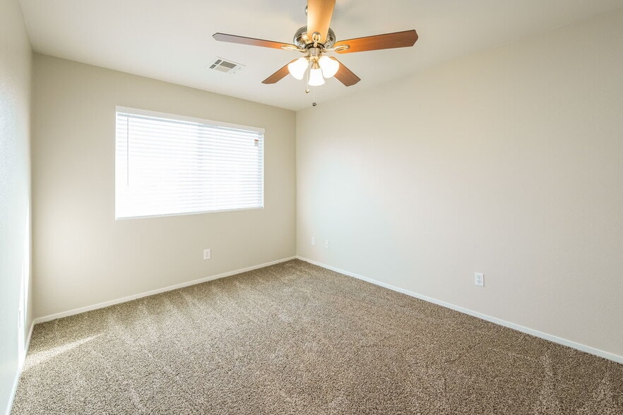 Building Photo - 1240 Maple Pines Ave