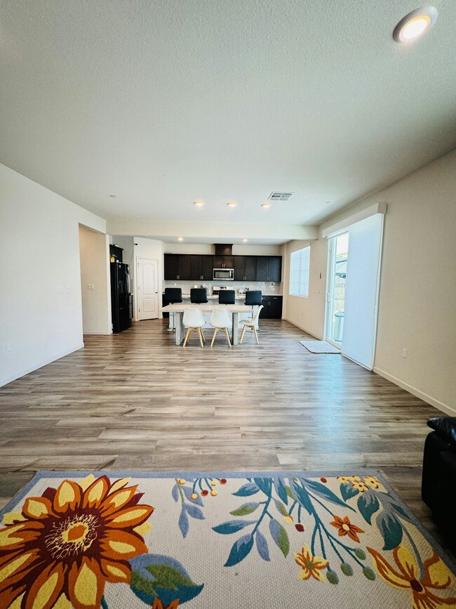 Building Photo - 3026 Kenwood Cir