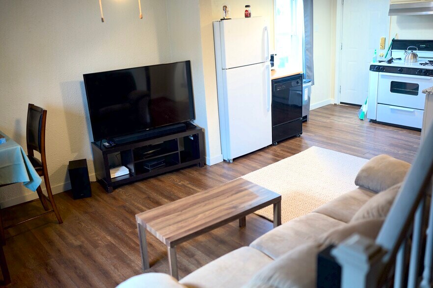 Open Flow to Kitchen – Perfect for Relaxing - 10207 Oak Ave