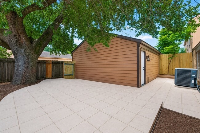 Building Photo - 8632 Maplecrest Dr