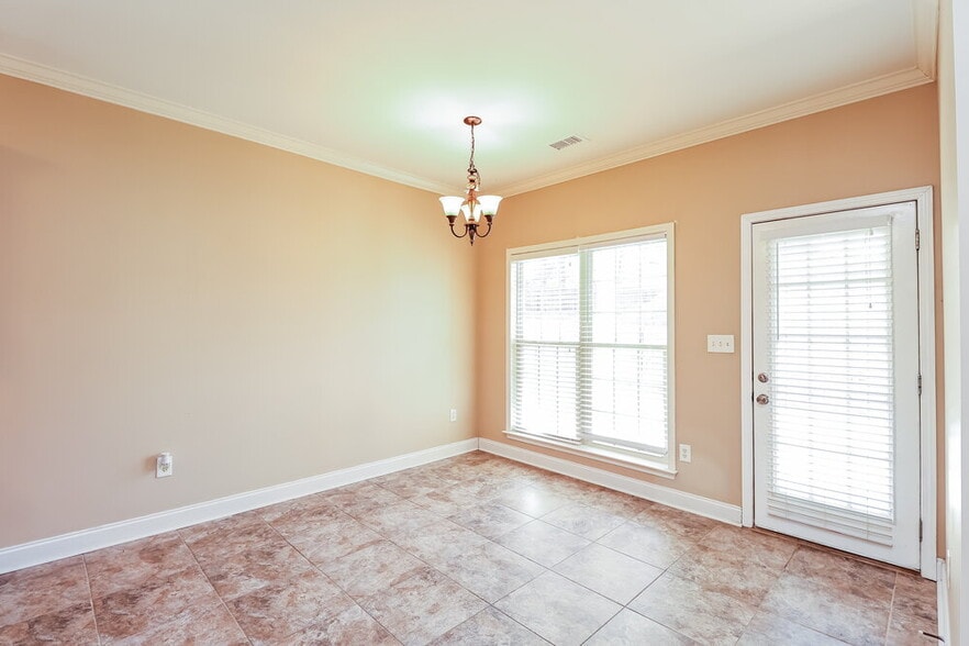 Building Photo - 2045 Highview Way