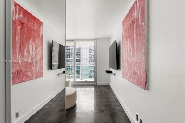 Primary Photo - 1000 West Ave