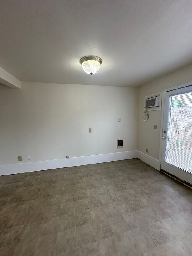 Building Photo - Cherry Ave Duplex