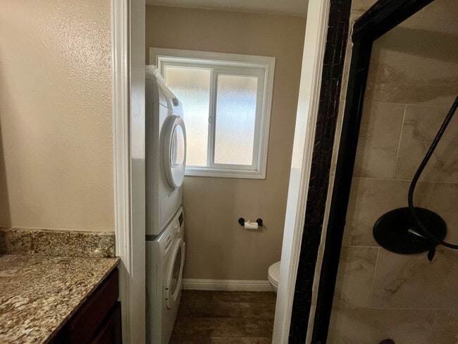 Building Photo - 5472 Roundtree Pl