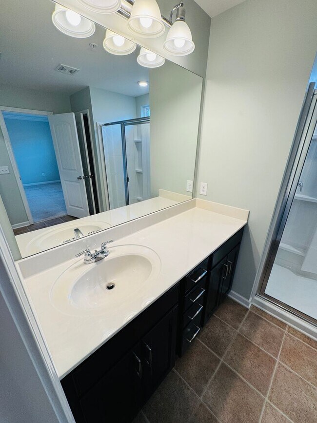 Building Photo - FOR LEASE - 3 bed, 2.5 bath, 1679 sqft townhome