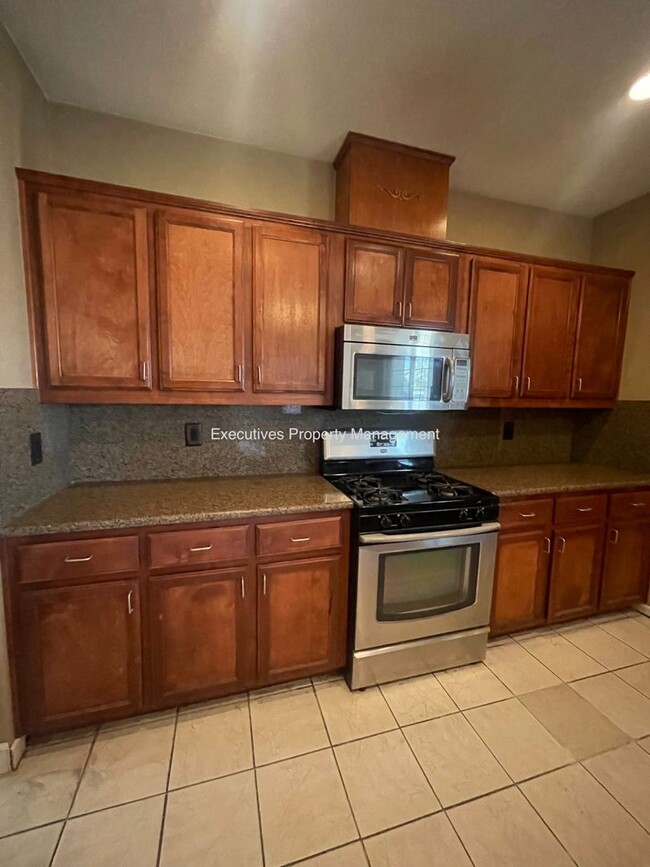 Building Photo - 2301 Peppertree Ln