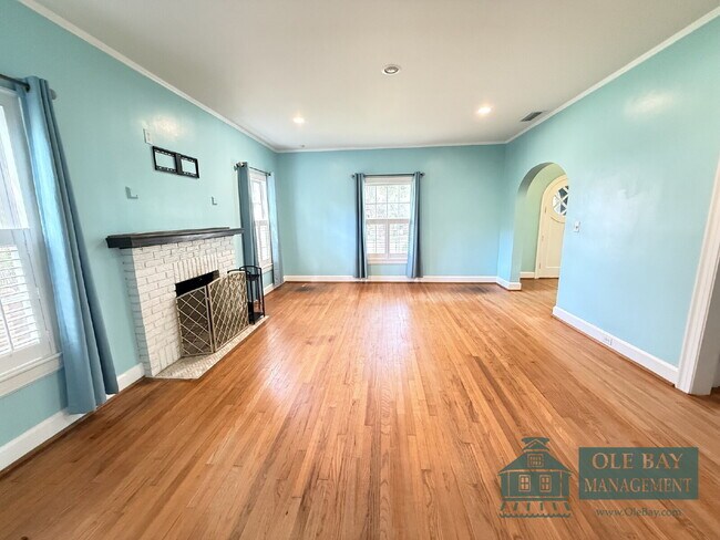 Building Photo - Charming Midtown Cottage  All approved applications are subject to an 18-month lease term. $75 pe...