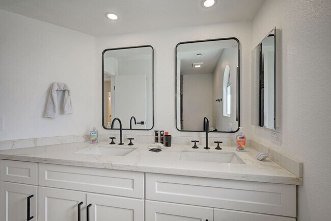 Building Photo - Furnished 4 bedroom home in the Lakes!