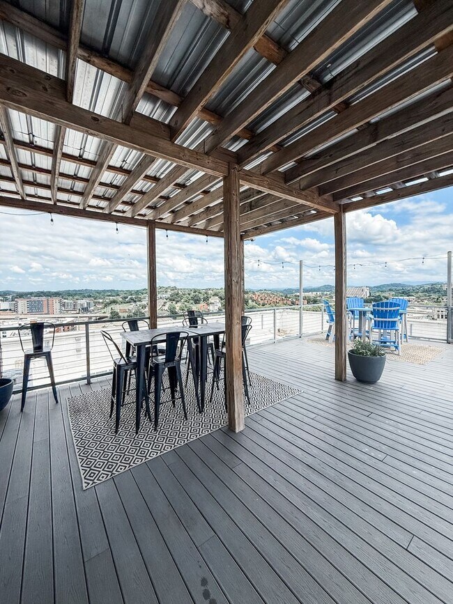 Building Photo - COMING IN SEPTEMBER!! Gorgeous 2 bedroom 1 bath Condo on Gay Street in downtown Knoxville!!!
