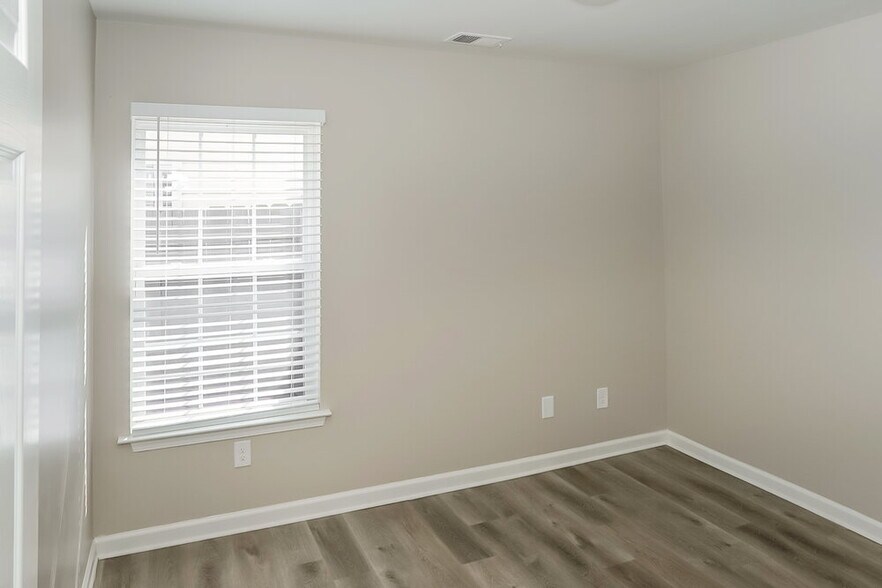Building Photo - 550 Hill Crest Cir