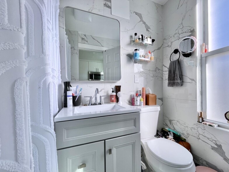 Building Photo - 379 Monmouth St