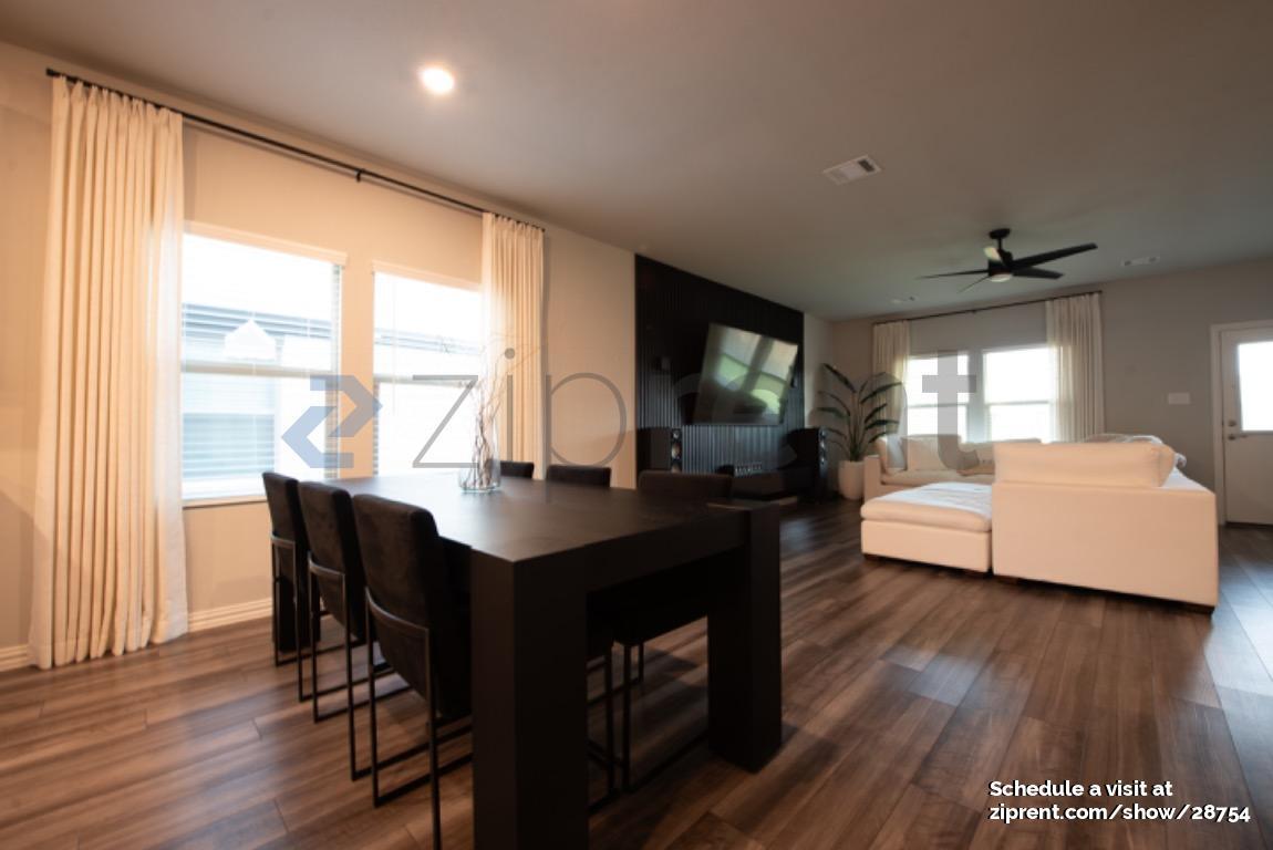 Building Photo - Unit