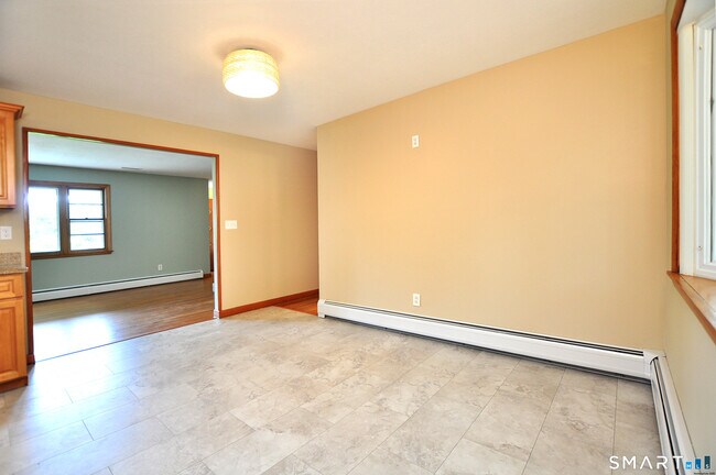 Building Photo - 84 Holcomb St