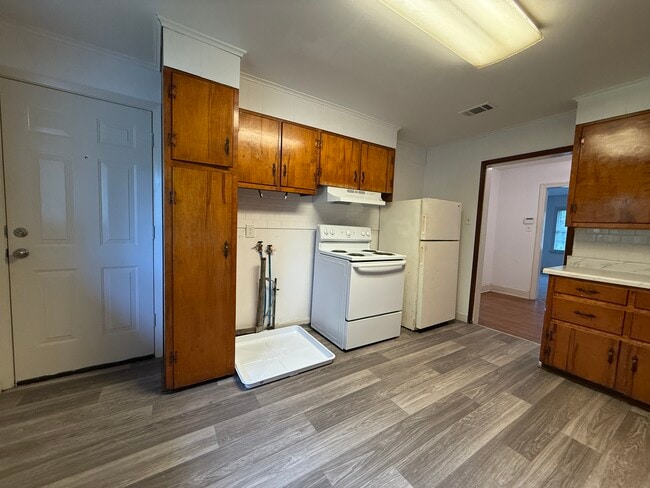 Building Photo - 1164/1166 Raymond Road Duplex