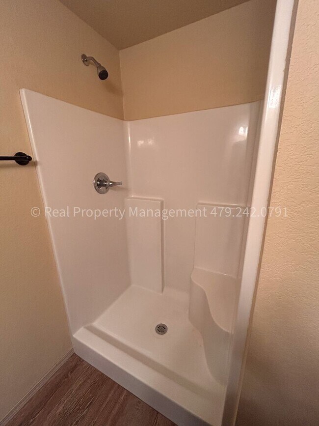 Building Photo - MOVE IN SPECIAL! HALF OFF MOVE IN RENT! Re...