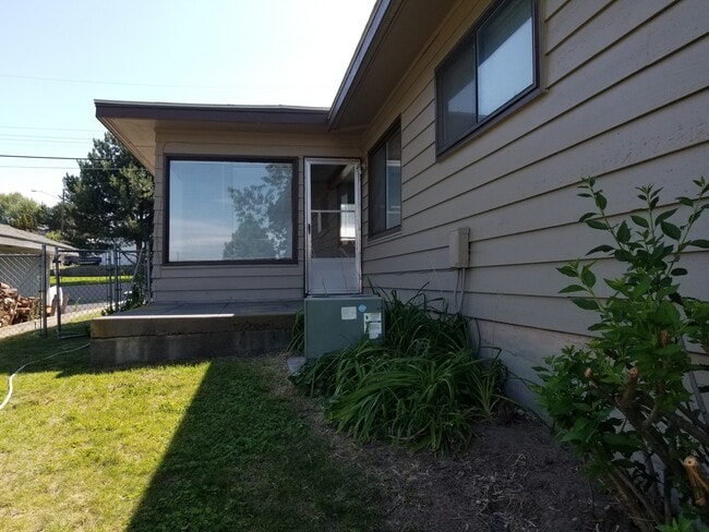 Building Photo - FREE DECEMBER RENT - New Interior Paint/ 1637 Sq Ft