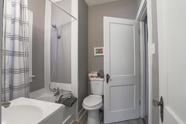 Building Photo - 2028 7th Ave